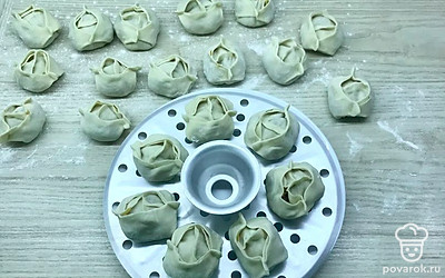 Налепить манты желаемой формы. Уложить на смазанные растительным маслом решётки мантоварки.