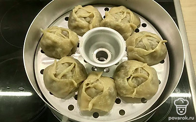 Варить в мантоварке на пару на среднем огне в течение 45 минут.