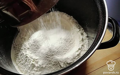 Просейте муку.