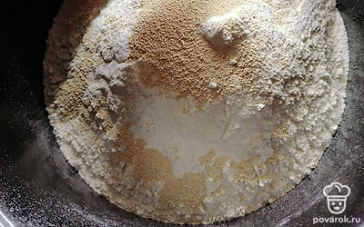 Добавьте сахар, соль, дрожжи.