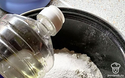 Влейте растительное масло. 