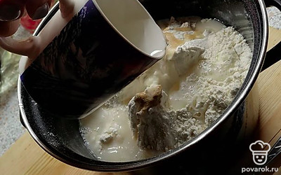 Влейте кипяток.