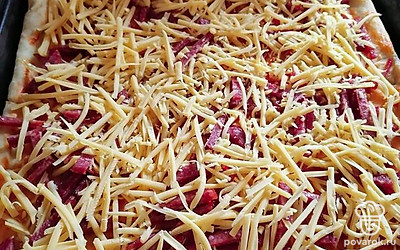 Раскатайте готовое тесто и поставьте в духовку на 10 минут. Смажьте соусом по вкусу, выложите начинку на ваш вкус (например, колбасу, сыр, грибы) и поставьте в духовку на 10 минут при 180 градусах.