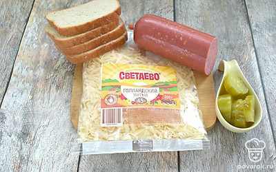 Подготовьте все ингредиенты. Возьмите любой сорт колбасы.