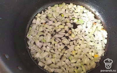 Перец, шампиньоны и лук мелко нарежьте. Начните обжаривать лук.