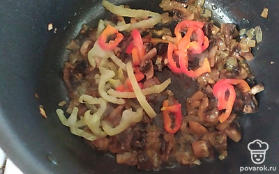 К луку добавьте грибы и перец. Обжаривайте 3 минуты.