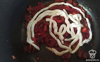 Добавьте томатную пасту и сметану.