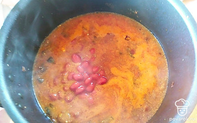 Тушите всё на медленном огне 10 минут, добавьте фасоль.