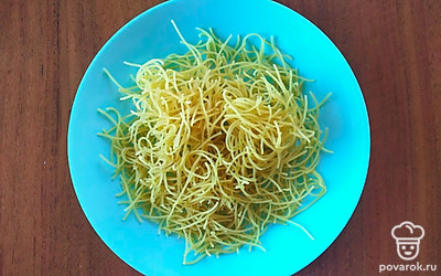 Отварите яичную лапшу до готовности.