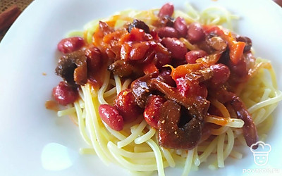 Выложите на тарелку лапшу, полейте соусом из фасоли.