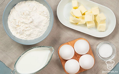 Обязательно просейте муку для заварного теста, чтобы избавиться от комочков и убедиться, что мука не испорчена насекомыми. Заранее достаньте из холодильника и тщательно вымойте куриные яйца с использованием моющего средства для продуктов или пищевой соды. Даже при отсутствии видимых загрязнений на скорлупе могут остаться нежелательные бактерии. Приготовьте емкость для хранения теста.