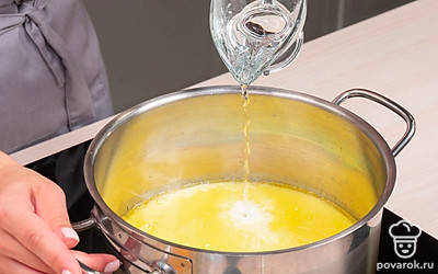 Растопите масло. Сливочное масло нарежьте кусочками и выложите в кастрюлю. К маслу добавьте молоко, воду и соль. Нагревайте смесь на среднем огне, постоянно помешивая, пока масло полностью не растопится. Доведите смесь до кипения.