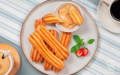 Если вы не будете сразу выпекать эклеры, то переложите тесто в глубокую керамическую тарелку, в которой его можно убрать в холодильник.