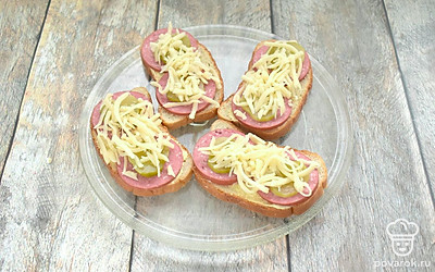 Сверху выложите тертый сыр.