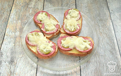 Поместите тарелку с бутербродами в микроволновку. Включите высокую мощность, готовьте 1,5 минуты (или 2 минуты).