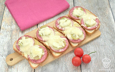 Насладитесь восхитительным вкусом горячих бутербродов. Приятного аппетита!