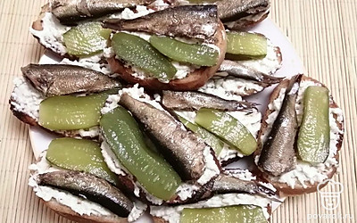 Бутерброды со шпротами «Вкусные» — Рецепт с фото