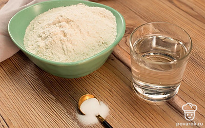 Подготовьте пищевую пленку.