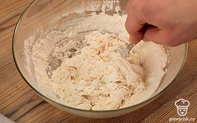 В глубокую миску просейте муку и добавьте соль. Понемногу добавляйте воды и замешивайте тесто. Сначала замешивайте вилкой, затем руками.