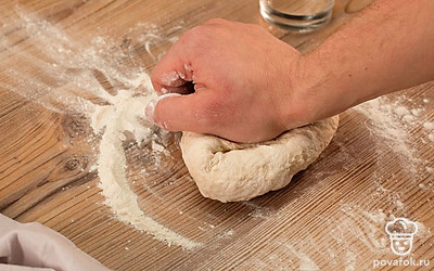 Выложите тесто на стол, присыпанный мукой, и вымешивайте до однородности.