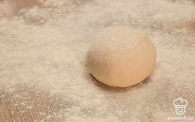 Скатайте тесто в шар, переложите в миску, затяните пищевой пленкой и отправьте в холодильник на 60 минут.