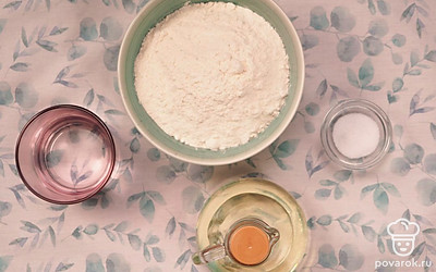 Подготовьте продукты для вытяжного теста. Подогрейте воду до 18-20 градусов. Просейте муку через сито. Приготовьте пищевую пленку. Совет: Успех вытяжного теста напрямую зависит от выбора муки. Чтобы тесто растянулось тонко и при этом не порвалось, мука должна быть с высоким содержанием клейковины, примерно, 13% глютена и 65% крахмала.