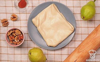 Заверните в тесто любую начинку: фруктовую, ягодную, творожную и т.д. и запеките в духовке.