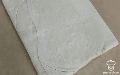 На квадратном листе слоенного теста отмерьте кружок.