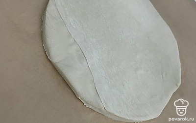 Ножом по форме отрежьте лишнее бока, чтобы получился круг.