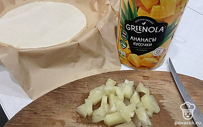 Консервированный ананас нарежьте маленькими кусочками.