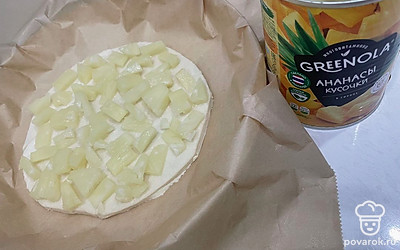 Распределите ананас по тесту сверху.