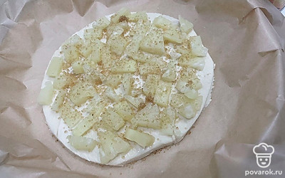 Посыпьте ананас тростниковым сахаром.