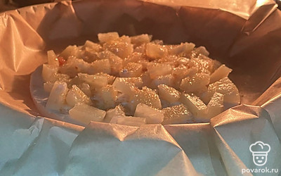 Переложите пирог в форму. Запекайте в духовке 20 минут при температуре 180 градусов.