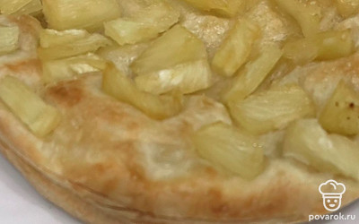 Перед подачей посыпьте пирог сахарной пудрой.