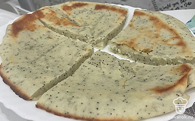 Подавайте пирог, полив его соленой карамелью. Будет очень вкусно!