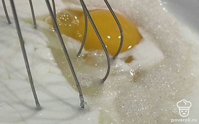 Взбейте венчиком кефир, яйцо и сахар.