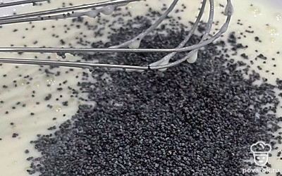 Всыпьте мак и перемешайте.