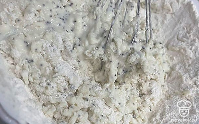 Добавьте муку, щепотку соды. Замесите тесто как густая сметана.