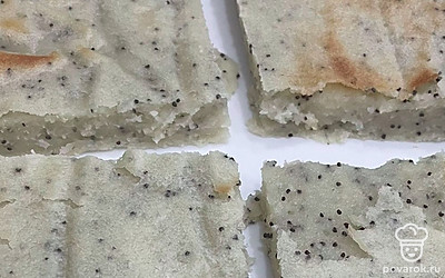 Готовый пирог разрежьте на 4 части.