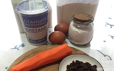 Подготовьте все ингредиенты. Морковь возьмите среднюю, примерно чуть больше 100 грамм. Изюм можете заменить или дополнить орехами.