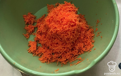 Натрите на мелкой терке морковь сразу в глубокую миску.