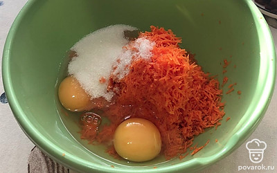 Добавьте яйца и сахар. Перемешайте до однородности.