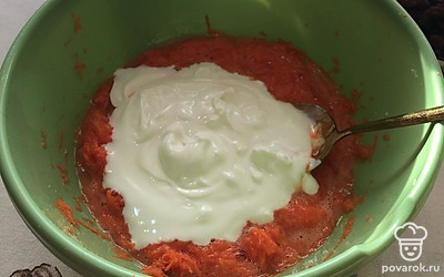 Добавьте сметану и еще раз хорошо перемешайте.