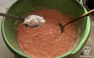 В это тесто добавьте неполную чайную ложку соды или разрыхлителя.