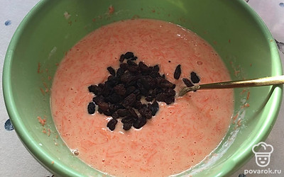 Положите промытый изюм. Перемешайте.