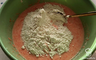 Введите муку, чуть больше 150 грамм. Смотрите по консистенции теста.