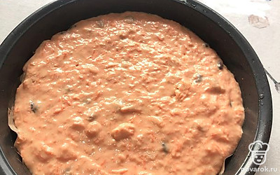 Получится достаточно густая масса за счет моркови. Перелейте смесь в форму, застеленную пергаментом. Поставьте в духовку на 15-20 минут. Следите за выпеканием.