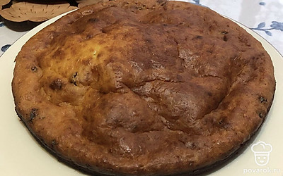 Готовый пирог остудите и нарежьте на кусочки.