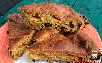 Разрежьте пирог на порционные кусочки. Лучше всего он подходит к крепкому несладкому кофе.