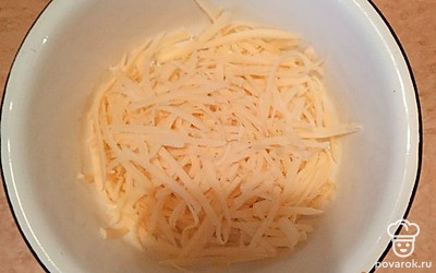 Сыр натрите на треке, выложите в миску.